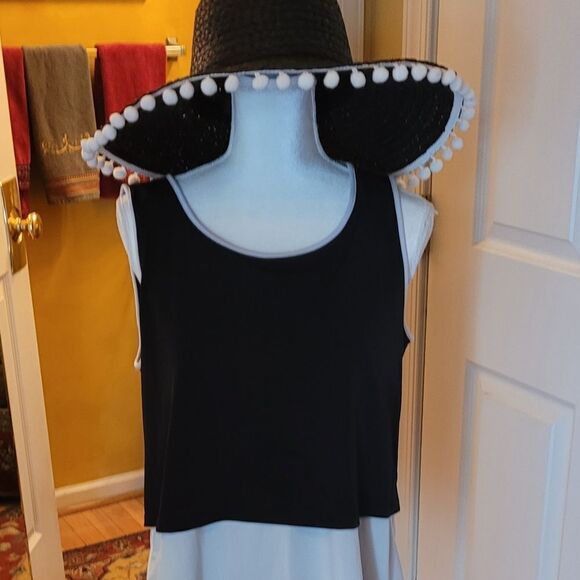 BLACK AND WHITE TOP WITH MATCHINGโHAT - Picture 2 of 6